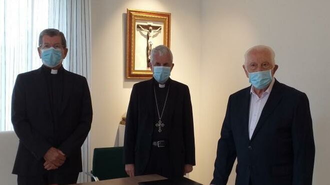 El vicario general de la diócesis Tui-Vigo, Juan Luis Martínez (i), el obispo Luis Quinteiro (c) y el párroco de la colegiata, Moisés Alonso, tras anunciar la concesión del título de basílica para el templo vigués