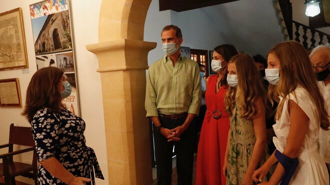Los reyes y sus hijas en la casa de fray Junípero Serra