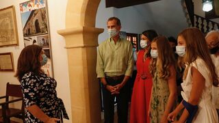 Los reyes y sus hijas en la casa de fray Junípero Serra