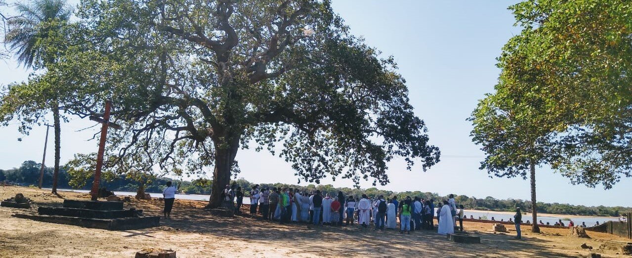 Rodeado de sus amigos - Foto Rômulo