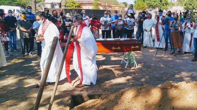 Mons. Adriano Ciocca entierra a Pedro Casaldáliga