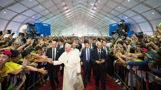 Francisco con los jóvenes en el santuario de Solmoe, Corea del Sur, durante su viaje apostólico