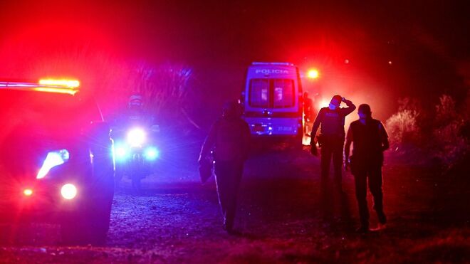 Policía colombiana asegurando el área donde fueron encontrados los jóvenes asesinados