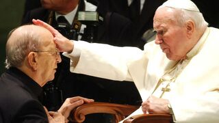 Juan Pablo II bendice a Marcila Maciel