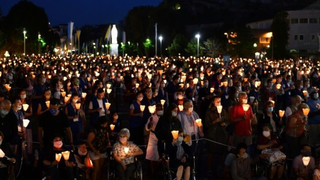 Velas y mascarillas en el santuario de Lourdes, Francia