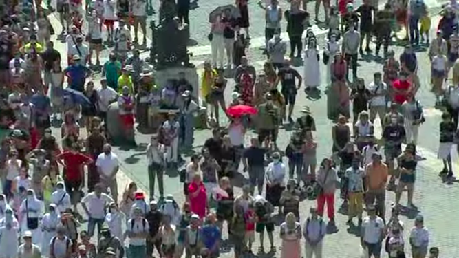Fieles acompañan al Papa en el Angelus