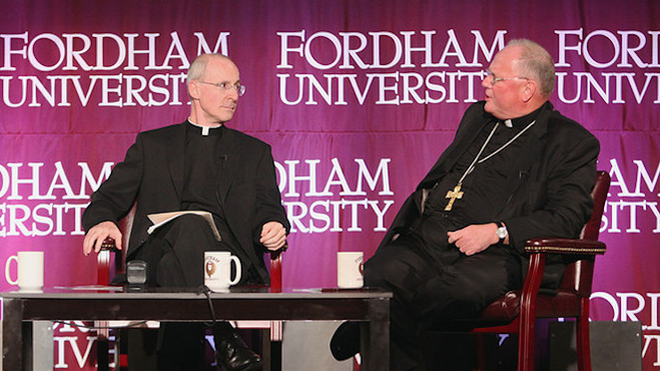 El cardenal Dolan y el jesuita James Martin