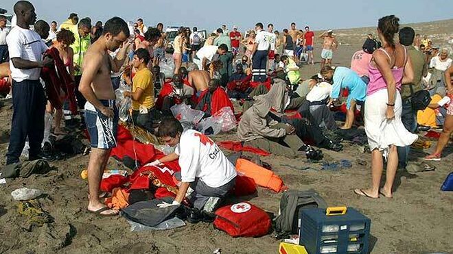Bañistas socorren a inmigrantes en la playa de los Cristianos