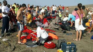 Bañistas socorren a inmigrantes en la playa de los Cristianos