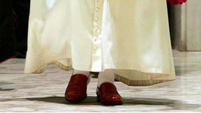 Los zapatos rojos de Benedicto
