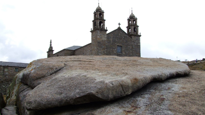 A pedra de abalar y el santuario de la Virgen de la Barca