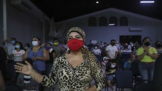 Rezo en un templo evangélico de Managua