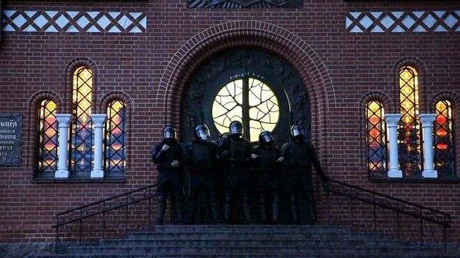 Los antidistubios cercan la puerta de la iglesia de San Simón y Santa Elena