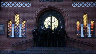 Los antidistubios cercan la puerta de la iglesia de San Simón y Santa Elena
