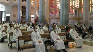 Decenas de sacerdotes con mascarilla en la Sagrada Familia