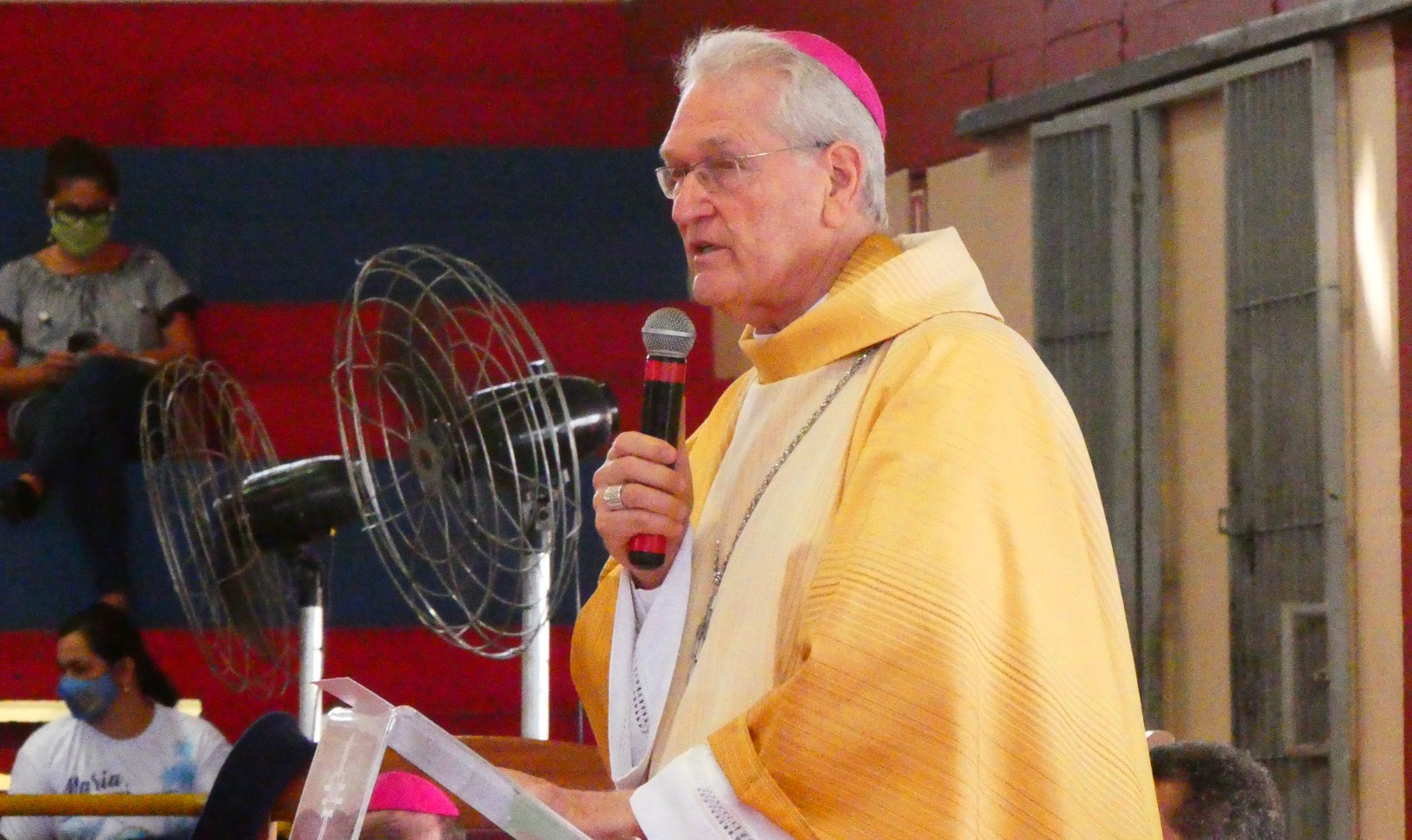 Mons. Leonardo Steiner en la misa crismal