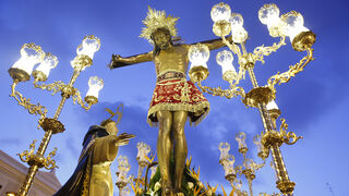 San Vicente  Ferrer arrodillado ante el Cristo de la Fe.