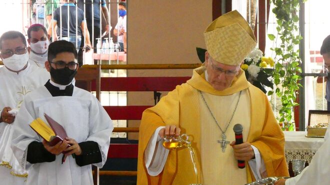 Mons. Leonardo Steiner bendice los Santos Óleos