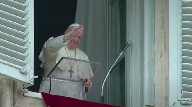 El Papa saluda a los fieles