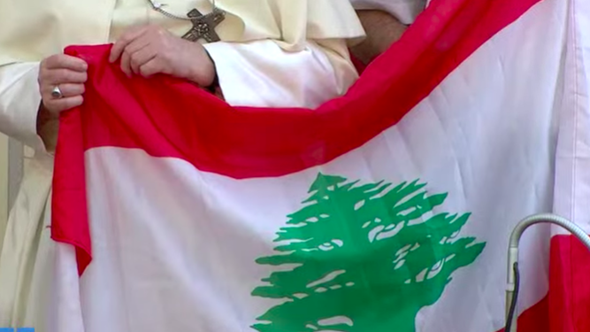 Francisco, con la bandera de Beirut