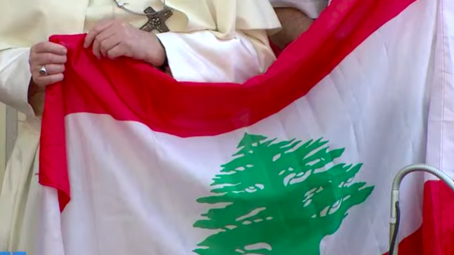 Francisco, con la bandera de Beirut