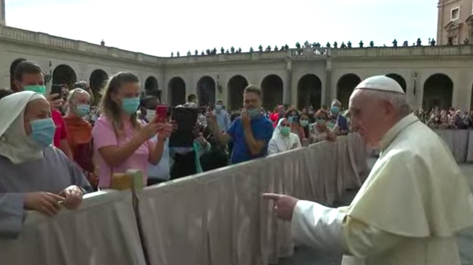 Francisco conversa con unas religiosas