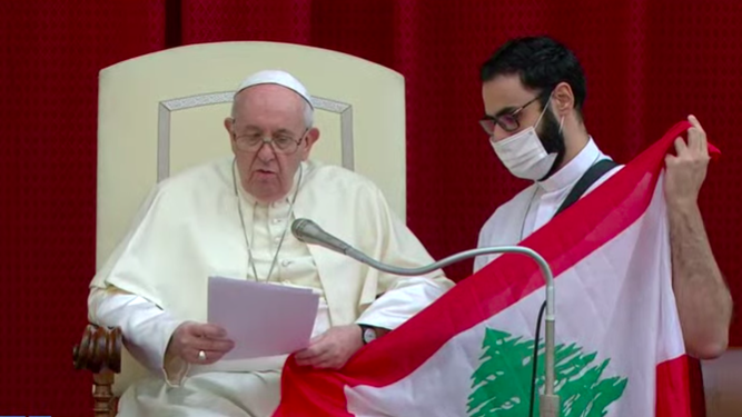El Papa ora junto a la bandera de Beirut