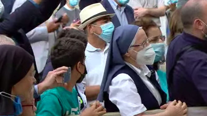 Los fieles viistan al papa