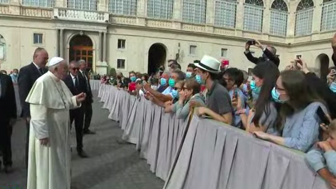 Francisco conversa con los fieles