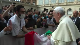 Francisco ora junto a una bandera del Líbano