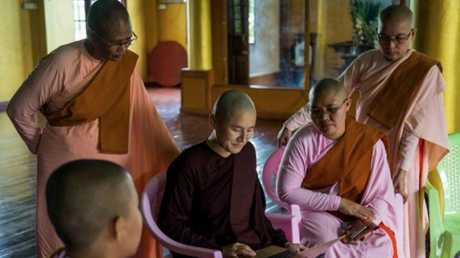 La monja birmana (centro) en un monasterio en Yangon