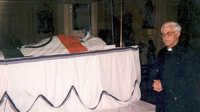 El padre Ángel vela el cuerpo de la madre Teresa de Calcuta