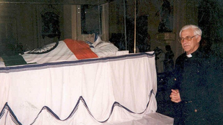 El padre Ángel vela el cuerpo de la madre Teresa de Calcuta