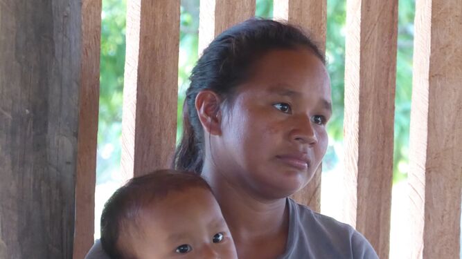 Mujer indígena en la Amazonía