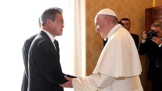 El papa Francisco con el presidente surcoreano, Moon Jae-in, en el Vaticano, el 18 de octubre de 2018
