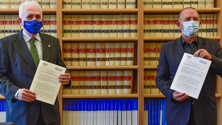 El rector José María Guibert y el responsable de la OIT Joaquín Nieto