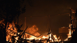 Alambrada en Moria durante el incendio
