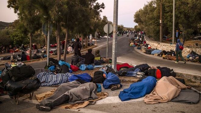 Cientos de refugiados que huyeron del incendio duermen en las carreteras