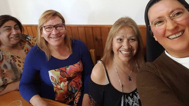 Mónica Astorga Cremona y mujeres de su proyecto