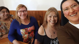 Mónica Astorga Cremona y mujeres de su proyecto