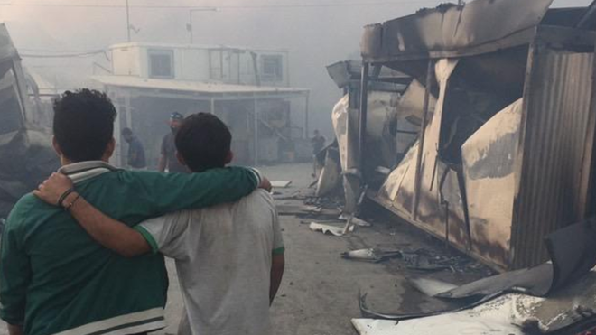 Jóvenes refugiados en Moria, tras el incendio