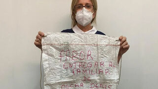 Beatriz Denis muestra el escrito que les fue entregado con las exigencias de los secuestradores