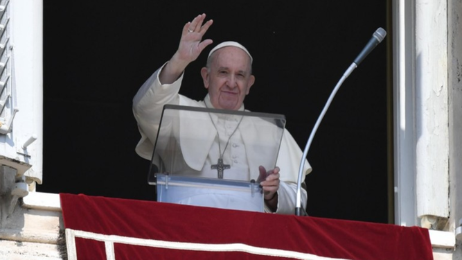Bergoglio saluda en el Ángelus