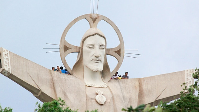 Mirador en los hombros del Cristo de Vung Tau, Vietnam