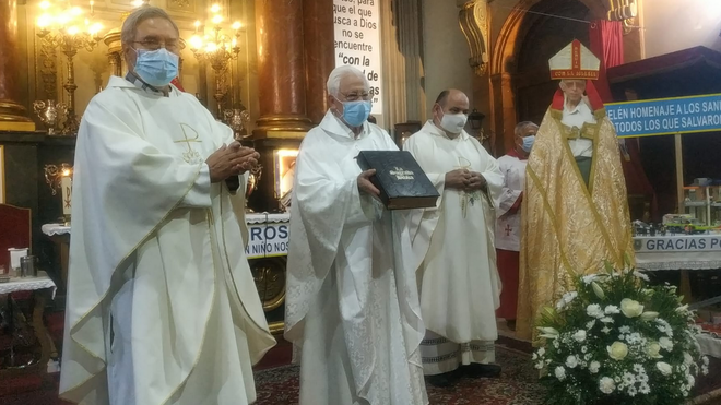 Algunos de los sacerdotes de San Antón