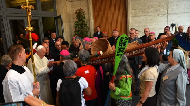 Papa Francisco recibe una de las canoas a la entrada del aula sinodal Foto Jaime C. Patias