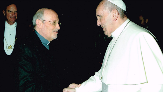 El Papa saluda al padre Carlos del Valle