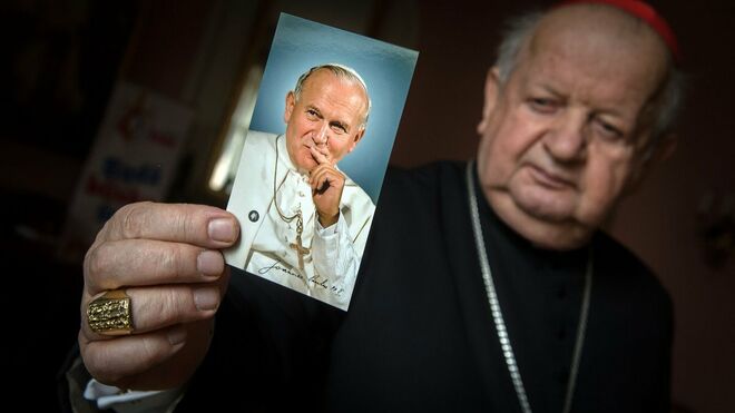 Dziwisz, con una estampa de Juan Pablo II