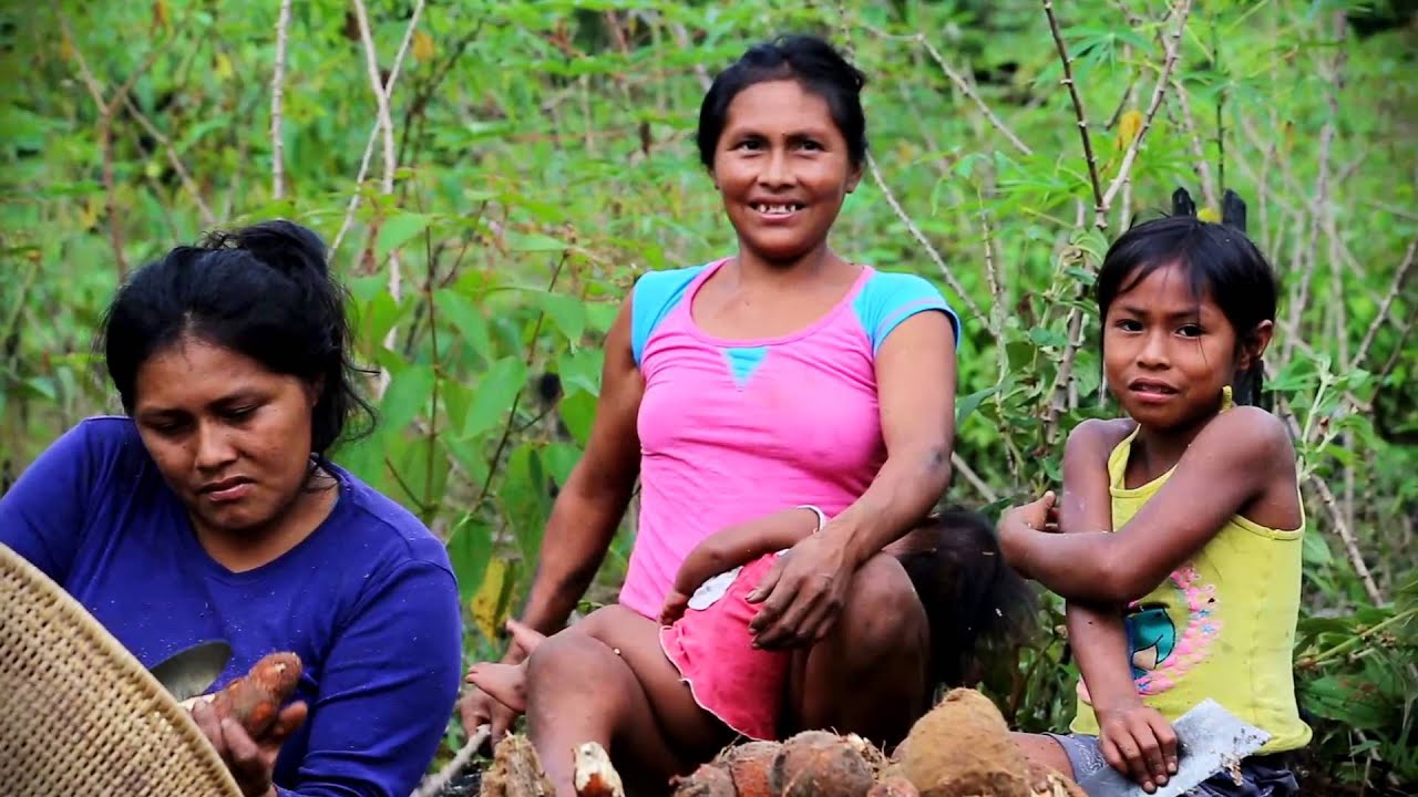 Mujeres indígenas en la Amazonía