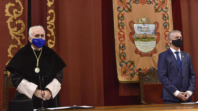 El rector José María Guibert y el lehendakari Iñigo Urkullu durante la apertua del curso 2020-21